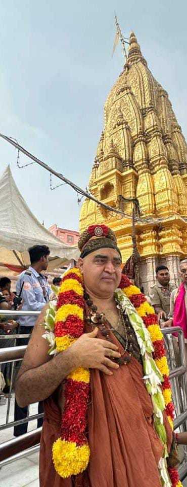 Periyava visits Kashi Vishwanath ji temple