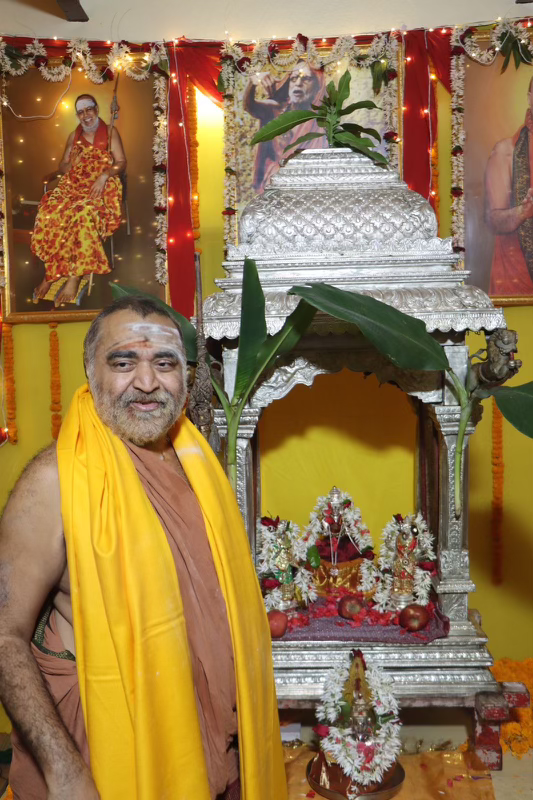 Deepavali Utsav – His Holiness arrives at Varanasi